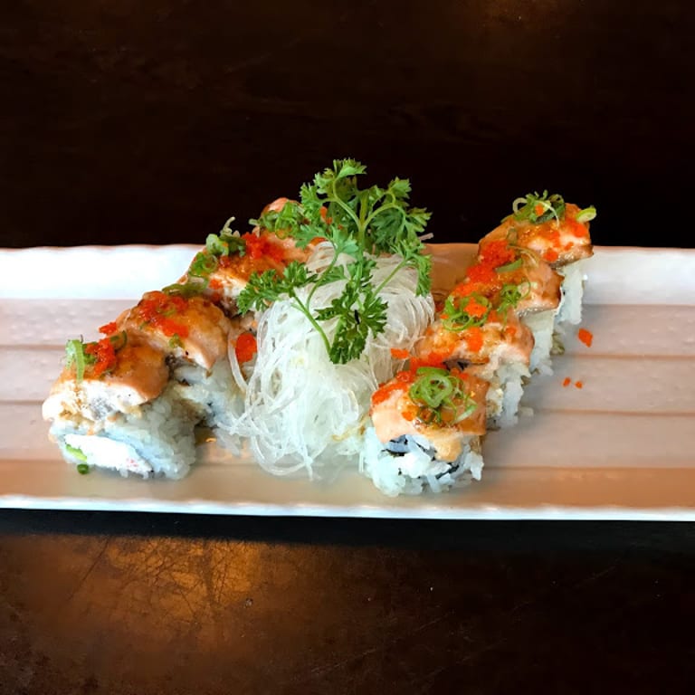 Delicious Salmon Roll: A Japanese Sushi Favorite